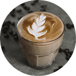 Rundes Bild eines Flat White (Kaffeespezialität) mit Latte Art