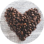 Rundes Bild eines aus Kaffeebohnen gelegten Herzens